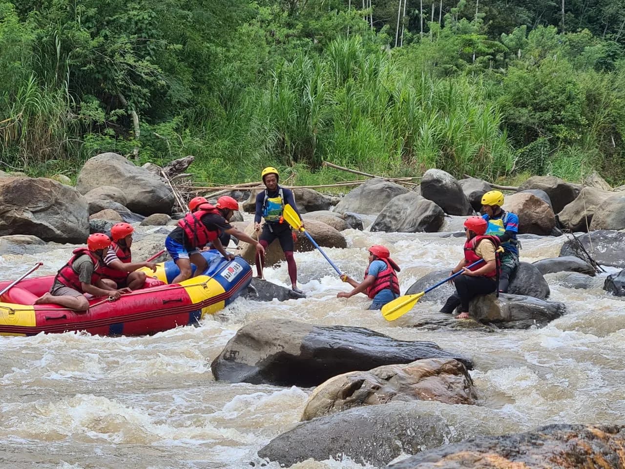 Keseruan Arung Jeram di Tembolon Bener Meriah