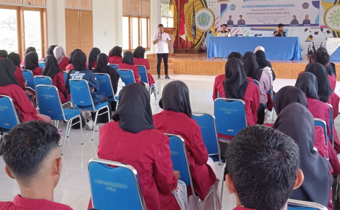 Wakil Ketua Komisi V DPRA Irpannusir Bekali Ilmu Kepemimpinan Terhadap Mahasiswa STKIP