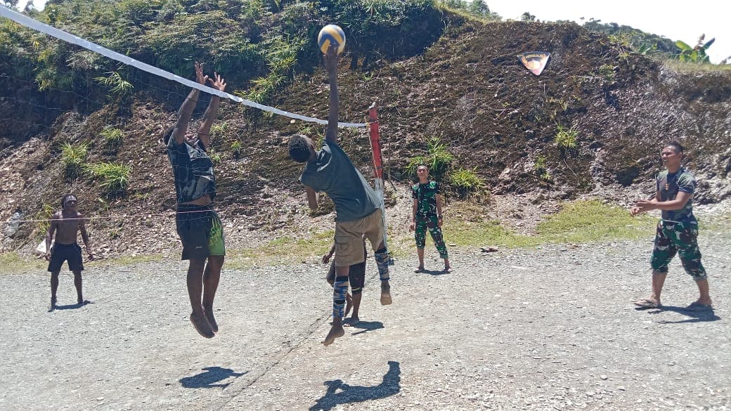 Semakin Akrab, Satgas Yonif 115/ML Bina Warga Kampung Kulirik Puncak Jaya
