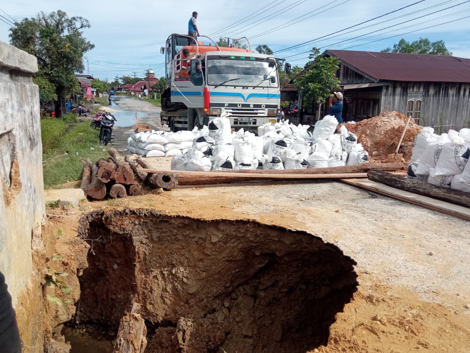 Jembatan Berlubang di Singkil Mulai Ditimbun