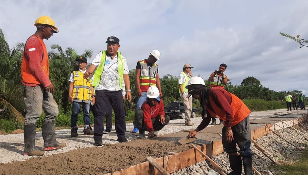 Pj Bupati Abdya Darmansah Tinjau Pembangunan Jalan 30