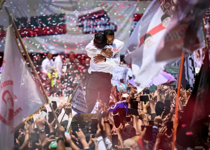 Tangis Haru Cak Imin Disambut Pelukan Anies Saat Tutup Kampanye di JIS