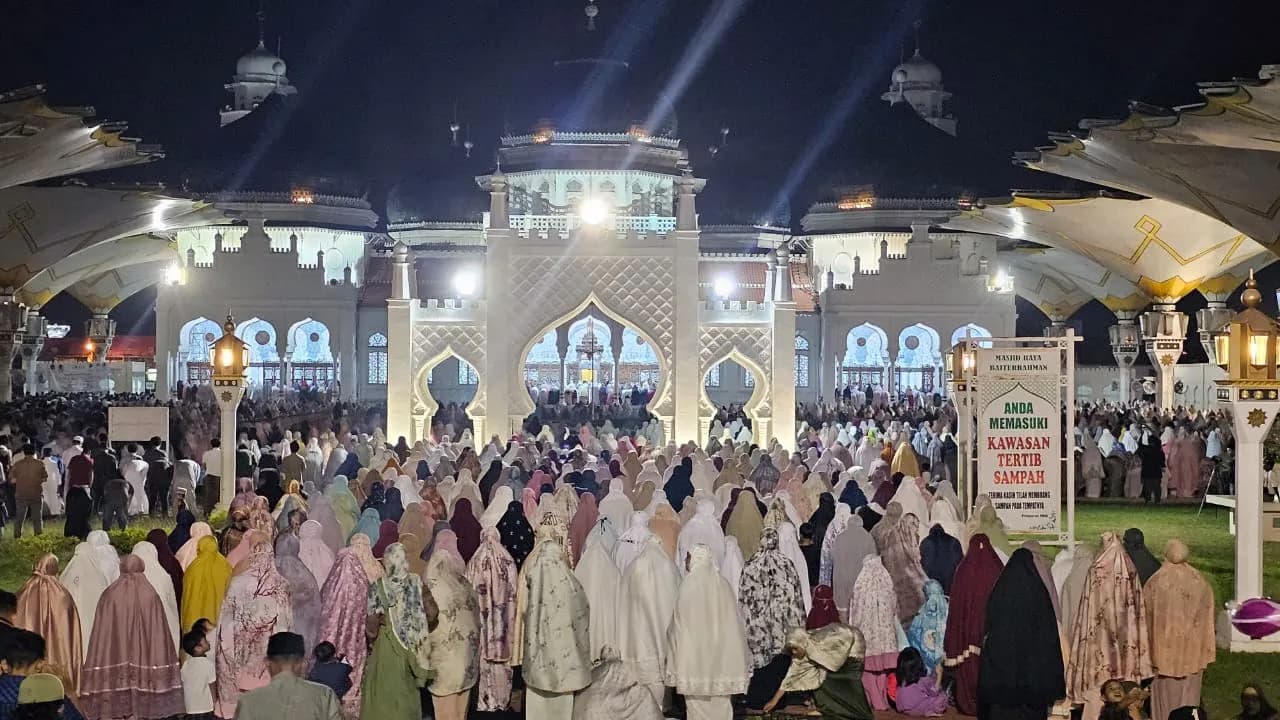 Tarawih Malam Pertama, Ribuan Warga Padati Masjid Raya Baiturrahman
