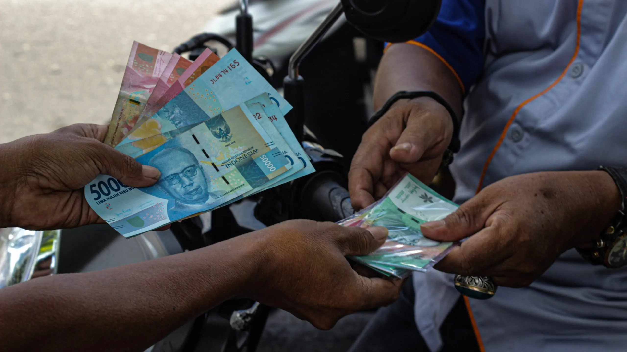 Jelang Lebaran, Warga di Banda Aceh Mulai Tukar Uang Pecahan Baru