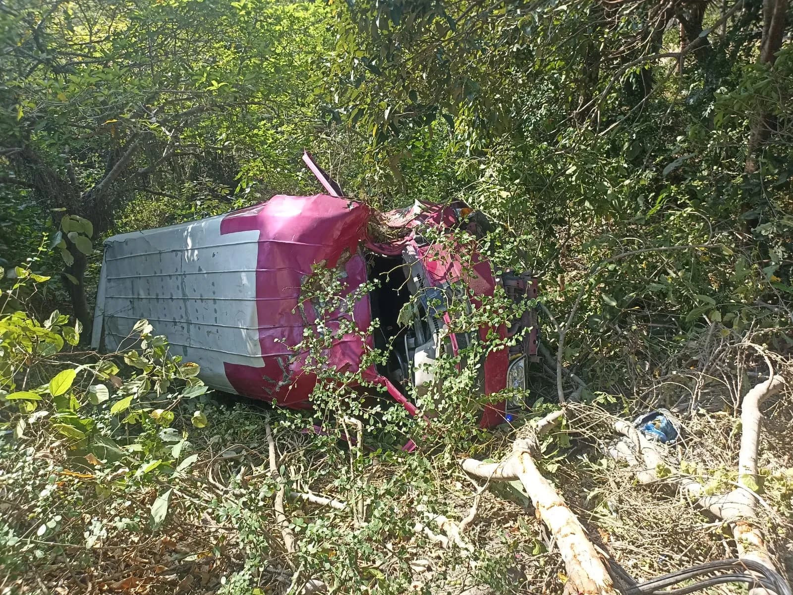 Microbus Angkut 23 Wisatawan Masuk Jurang di Aceh Besar