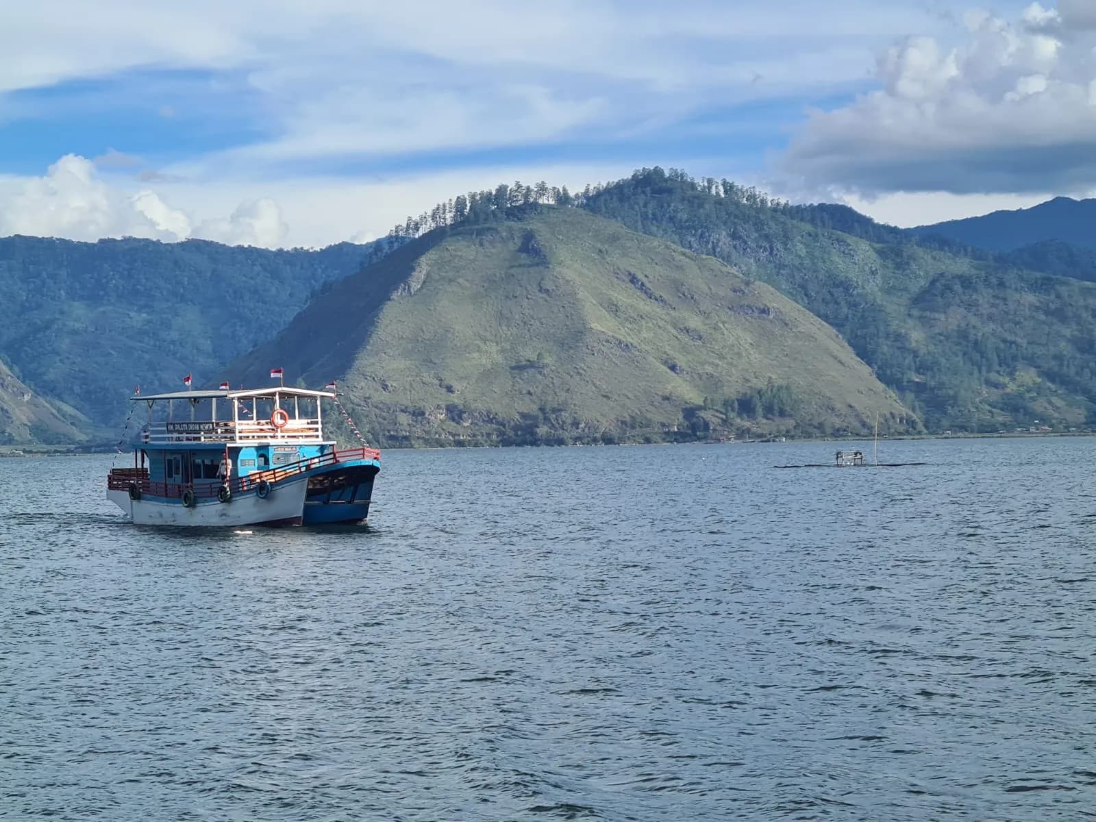 Menikmati Danau Lut Tawar dari Atas Kapal