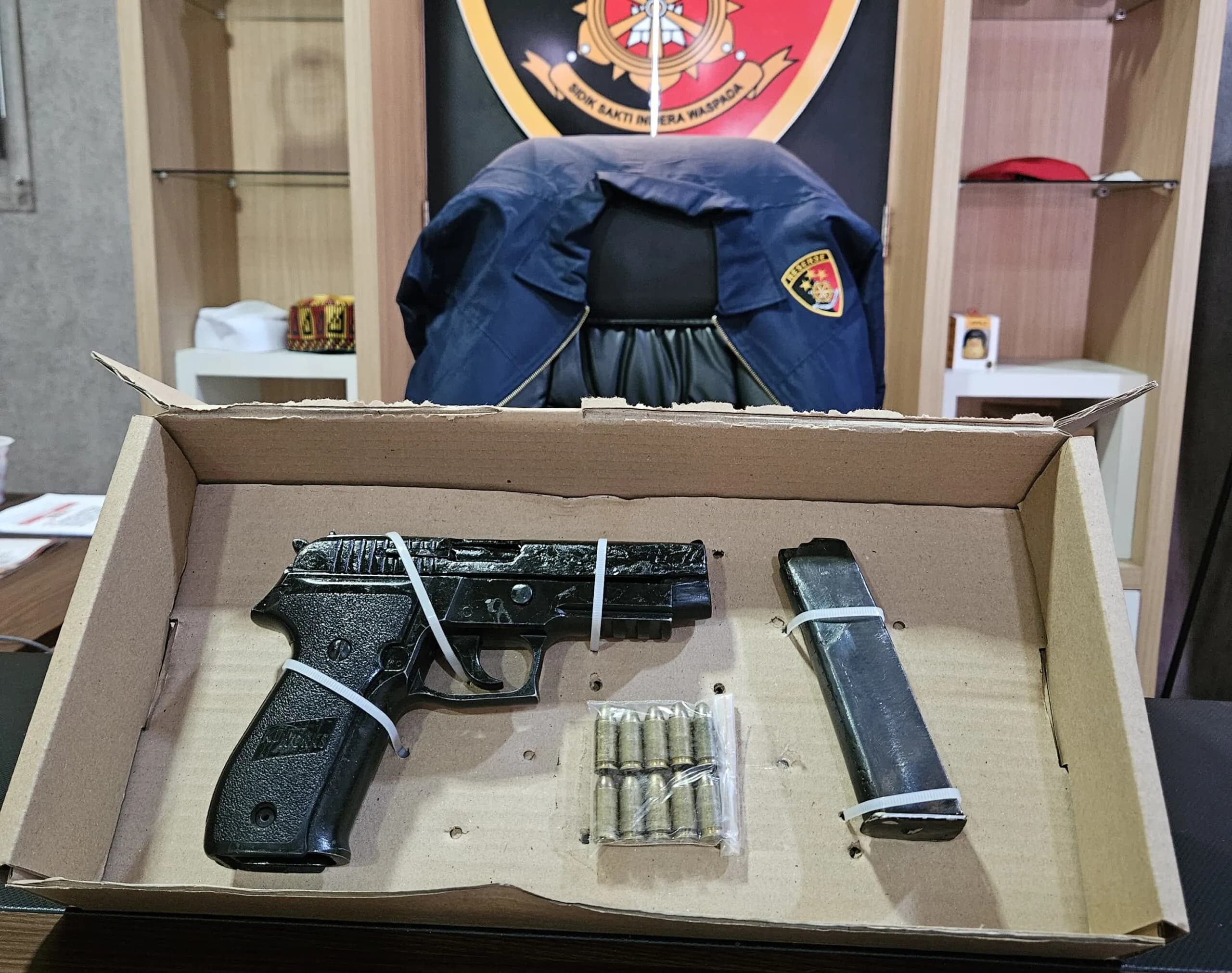 Seorang Warga, Menyerahkan Senjata Api Rakitan ke Kapolres Aceh Timur