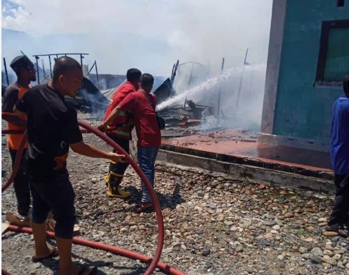 13 Bilik Santri di Pesantren Darul Wusta Labuhan Haji Terbakar