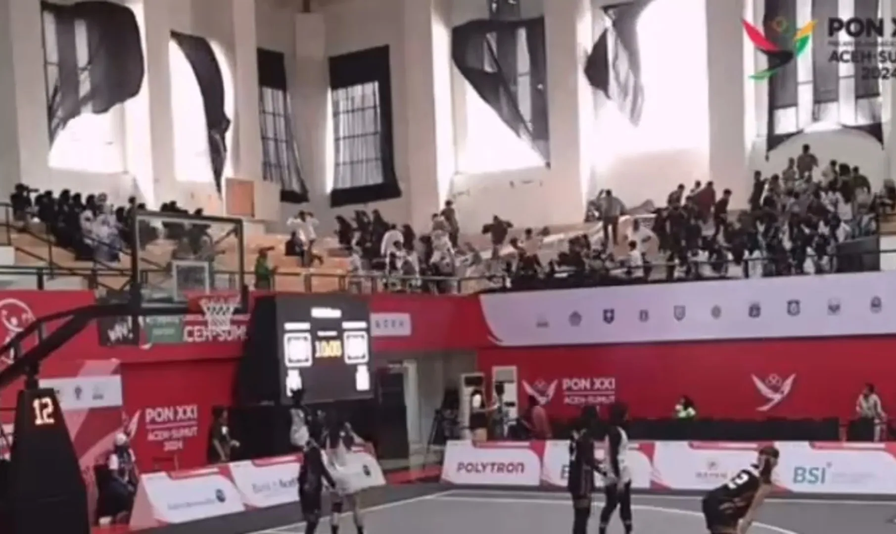 3 Penonton Terluka terkena Pecahan Kaca di Venue Lapangan Basket PON di SHB