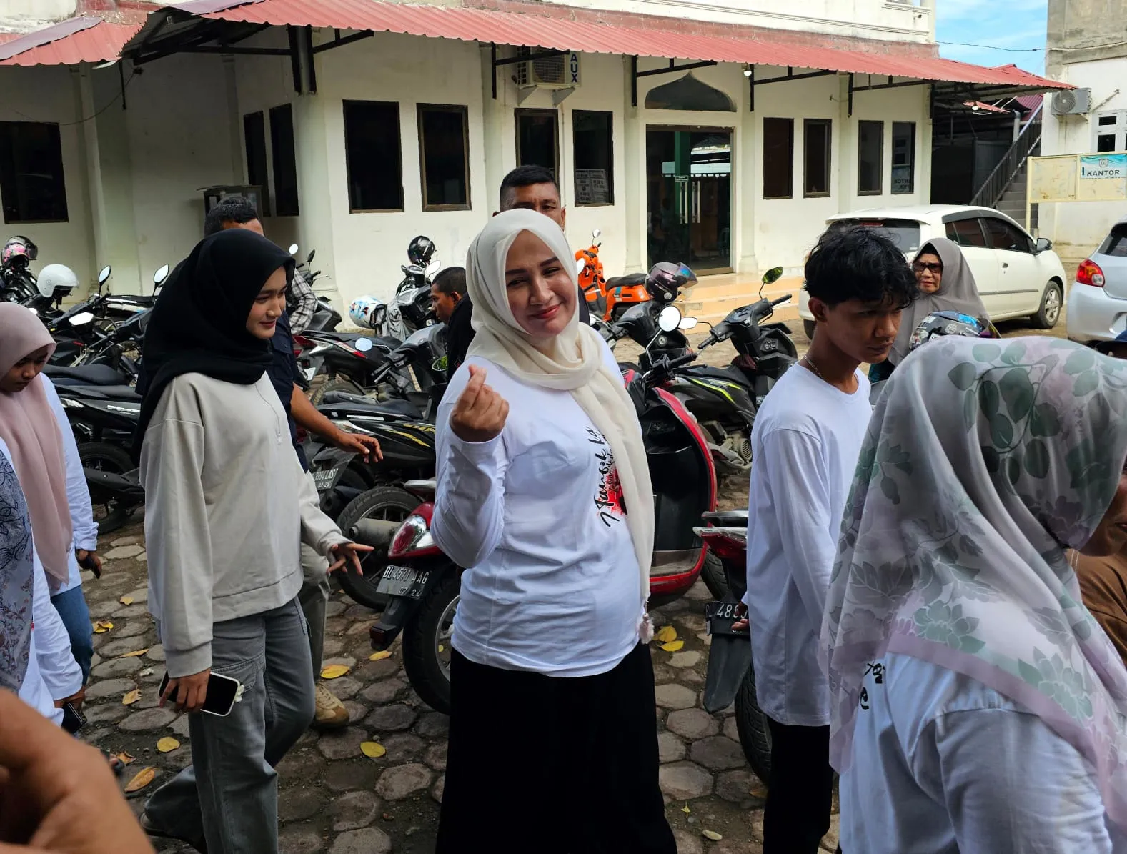 Mualem Nyoblos di Aceh Utara, Kak Na di Banda Aceh