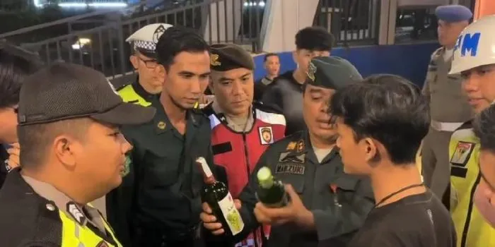 WH Gerebek Tampat Karaoke di Kuala Cangkoi, 4 Botol Miras Ditemukan