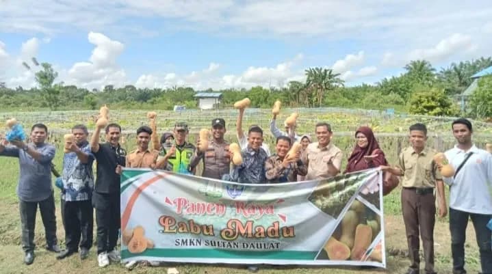 Kadisdik Aceh Apresiasi Siswa SMKN Sultan Daulat Panen Raya Labu Madu