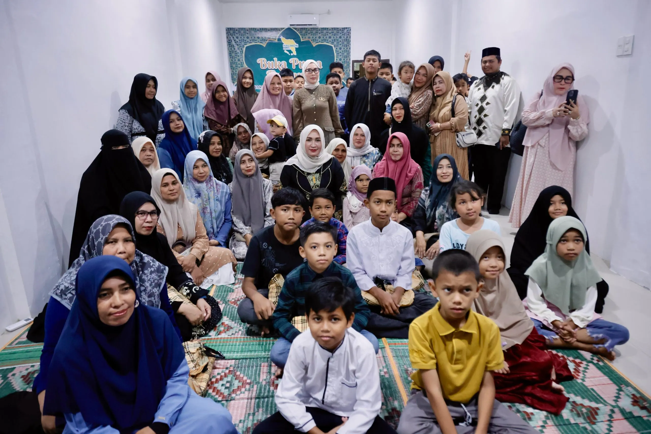 Ketua PKK Aceh Santuni Anak Yatim di Yayasan Halimoen Al Asyi