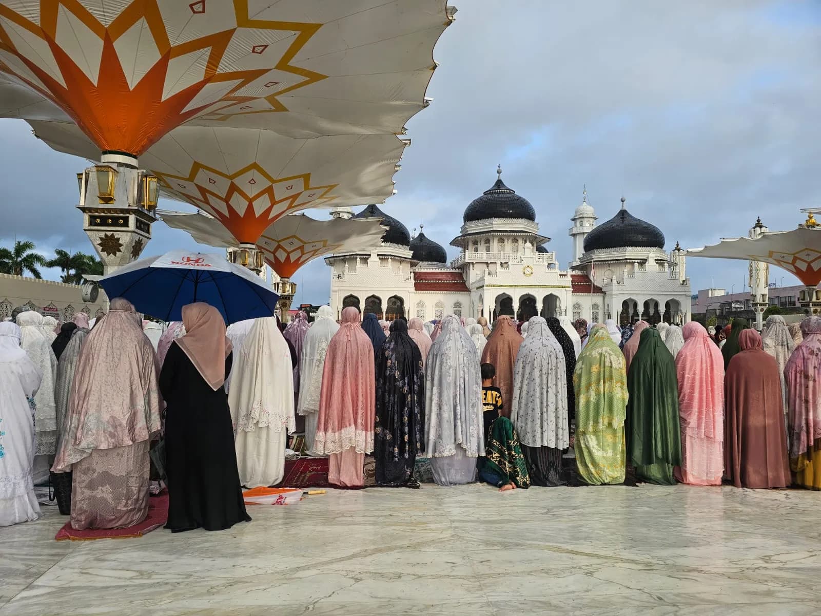 Jamaah Masjid Raya Baiturrahman Salat ied Dibawah Guyuran Hujan