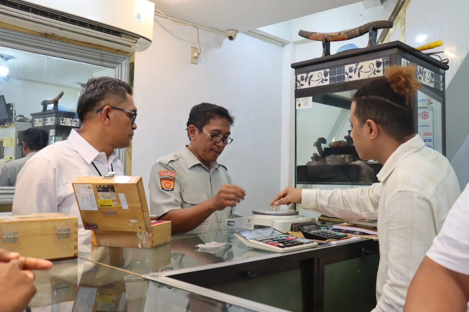 Cegah Kecurangan, Tim Gabungan di Banda Aceh Timbang Berat Emas di Pasaran