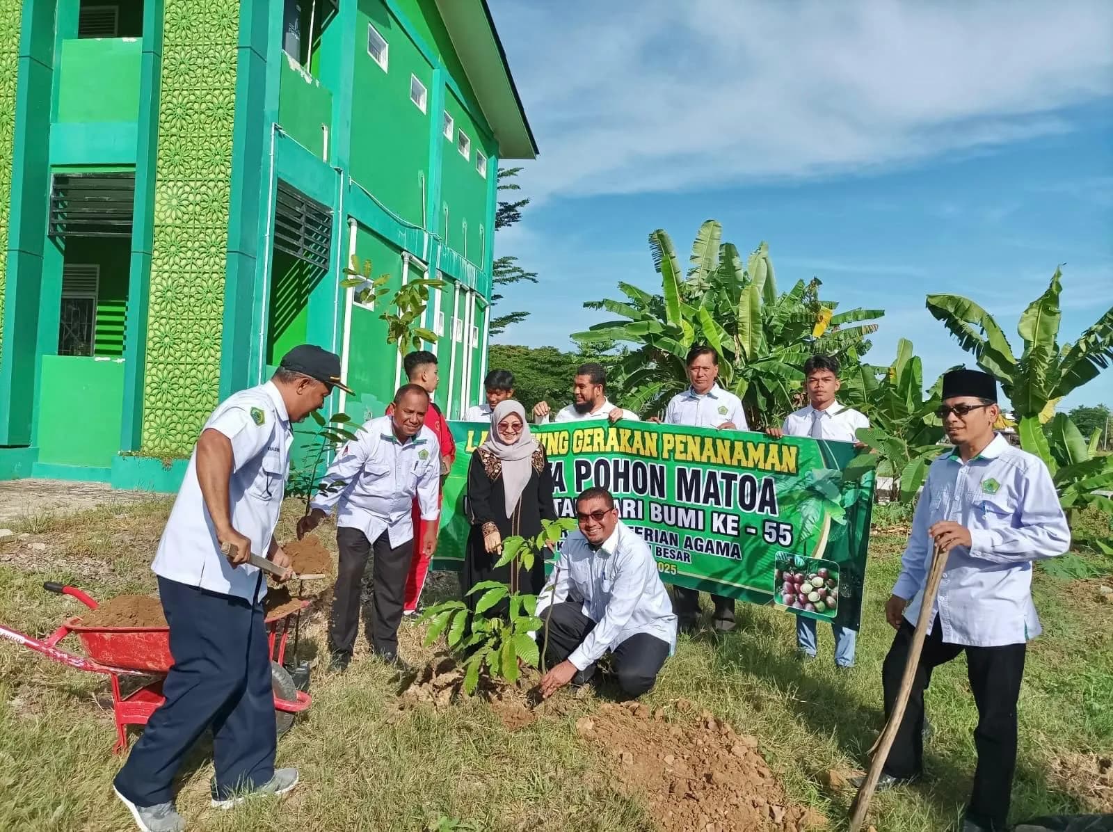 Dukung Program Ekoteologi, Kemenag Aceh Besar Tanam Pohon Matoa