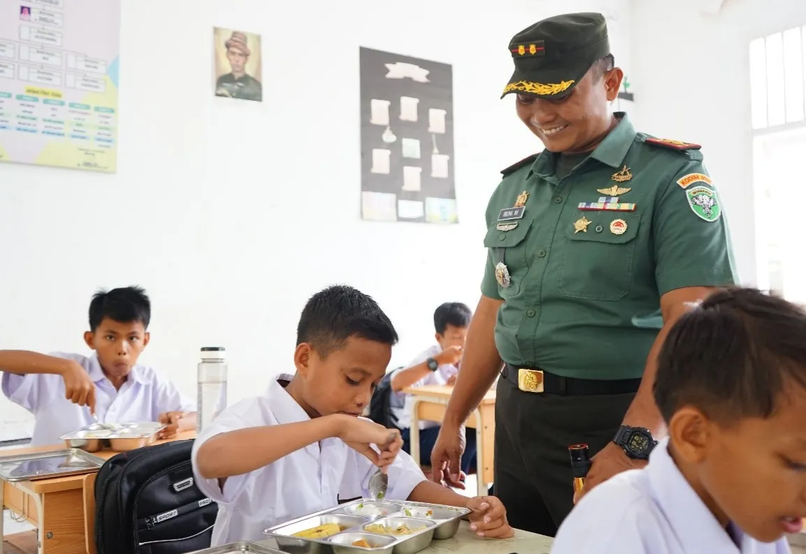 Sepekan Diresmikan, Dandim Abdya Tinjau Pelaksanaan Program Makan Bergizi Gratis di Kuala Batee