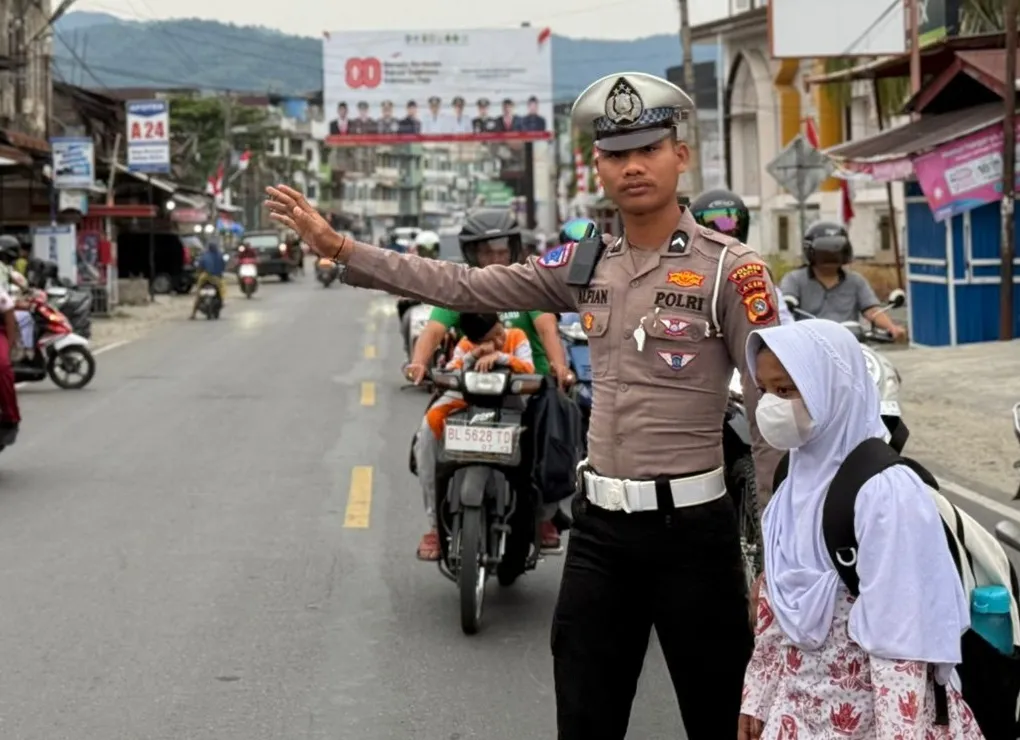 KoBaR-GB Apresiasi Satlantas Polres Abdya Jaga Siswa Sebrang Jalan