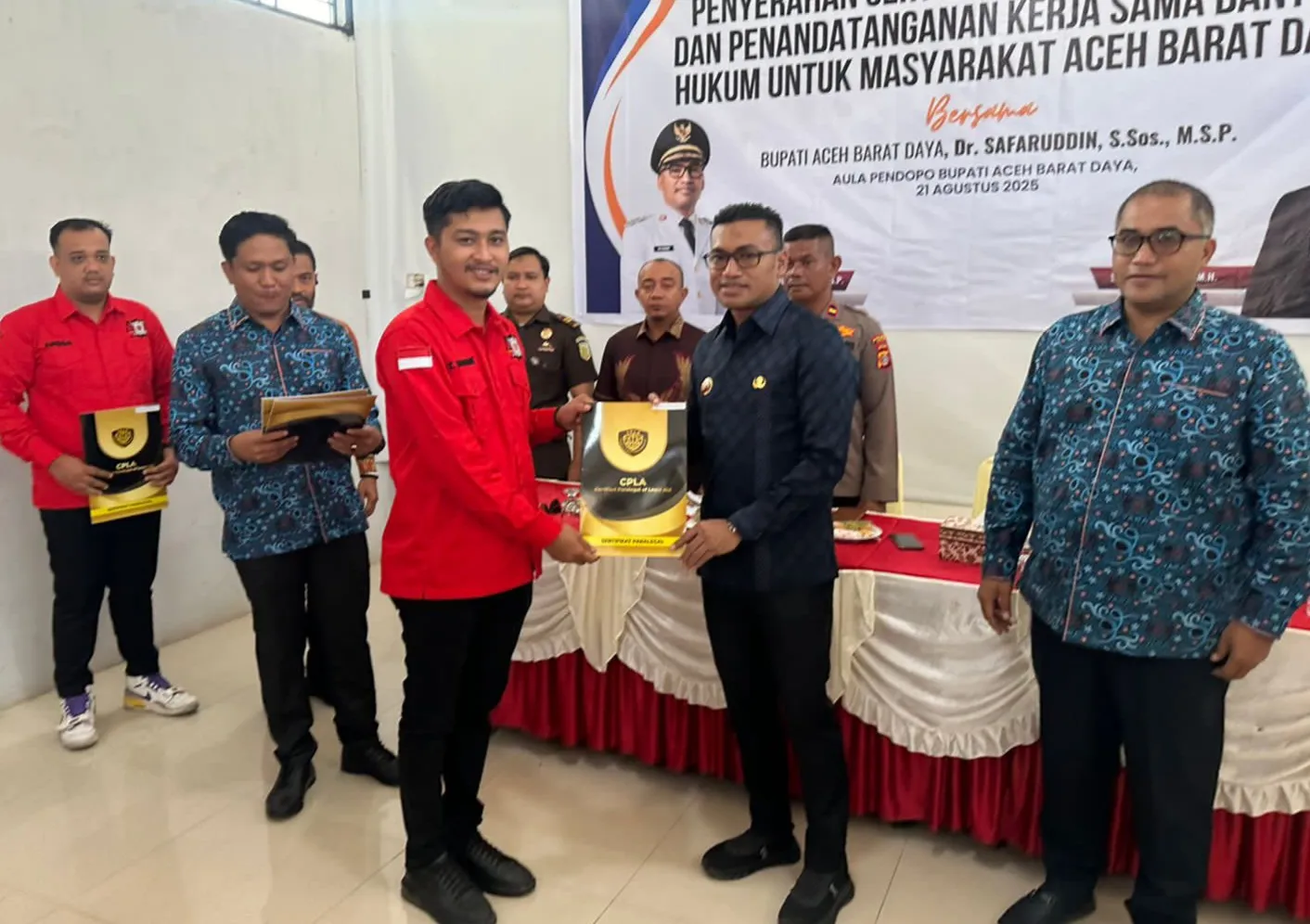 Bupati Abdya Safaruddin Serahkan Sertifikat Paralegal