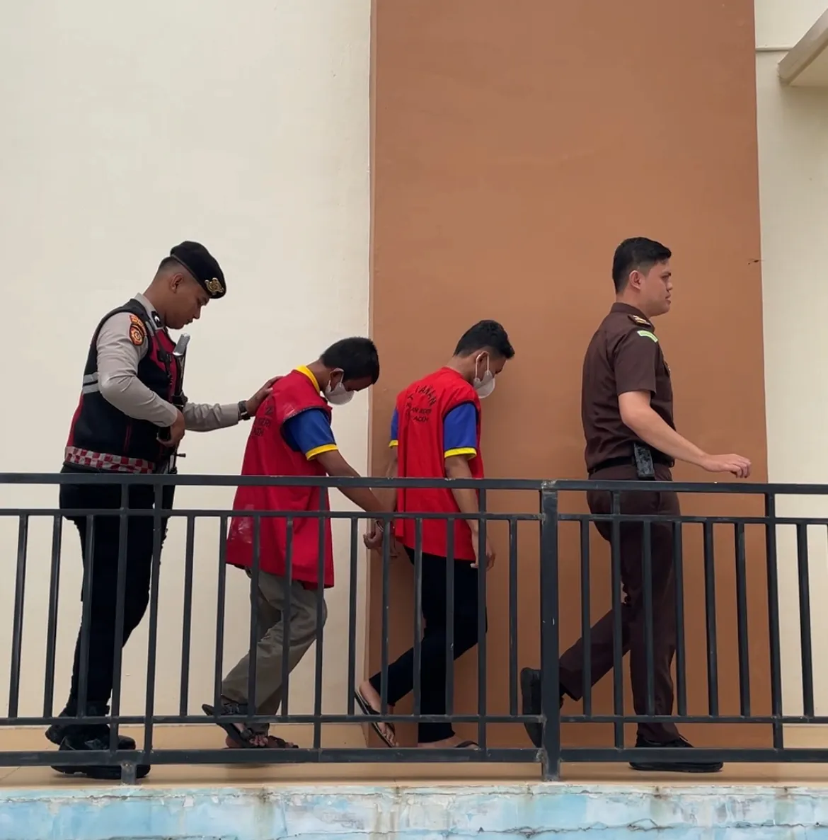 Pasangan Gay yang Ditangkap di Toilet Taman Sari Banda Aceh Divonis 80 Kali Cambuk