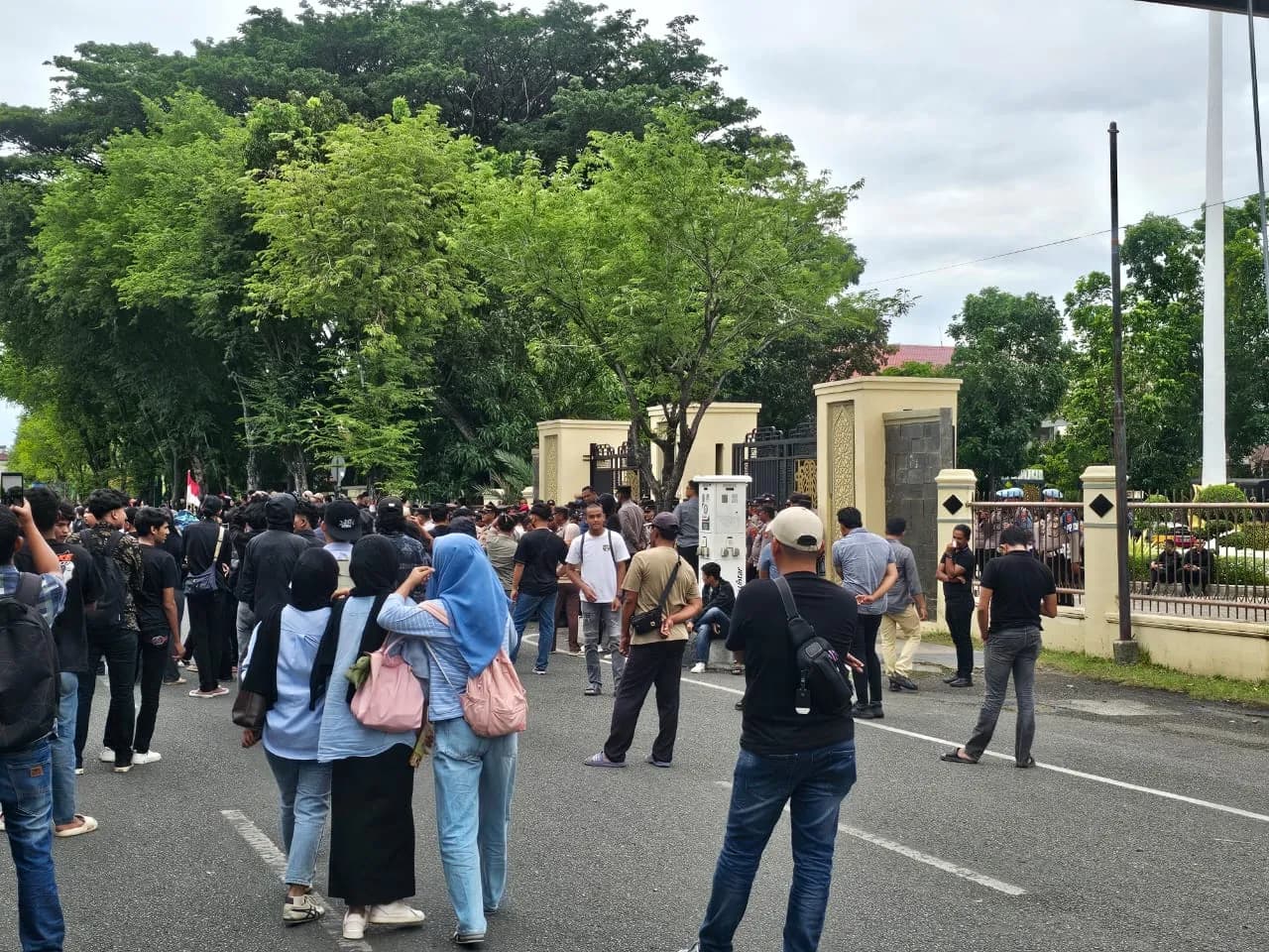 Ada Demo, Perkantoran di Sekitaran DPRA Tutup Pagar