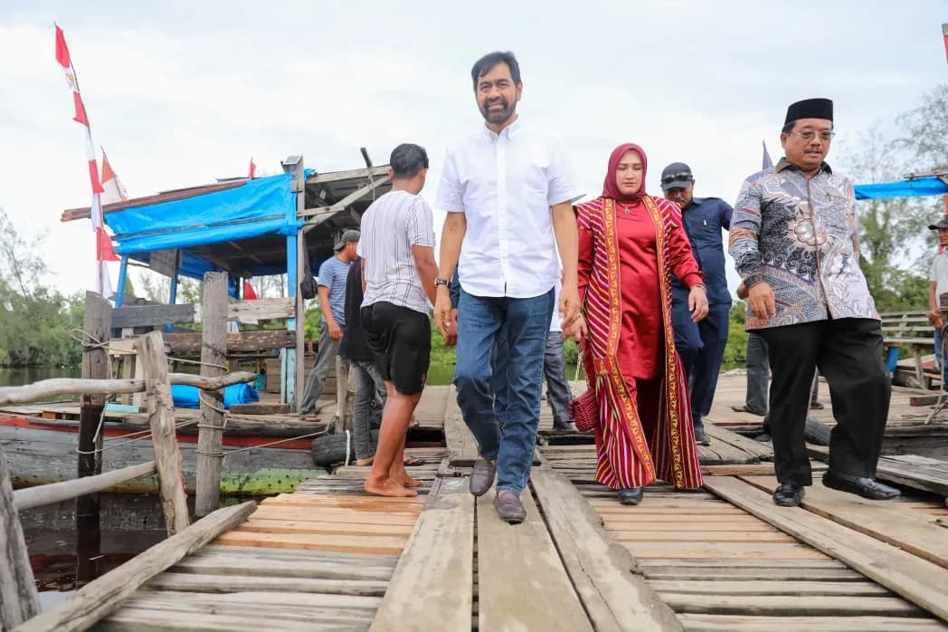 Mualem Janji Bangun Jembatan Darurat dan Permanen di Kuala Baru Aceh Singkil