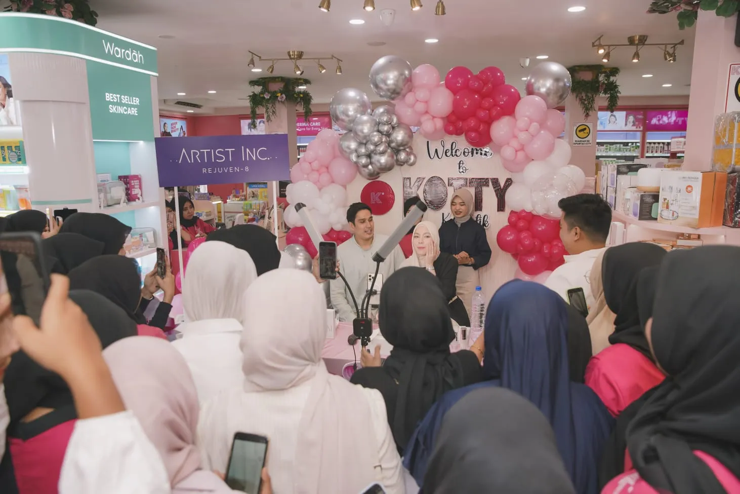 Roadshow di Banda Aceh, 7 Artis Indonesia Luncurkan Skincare ARTIST.INC