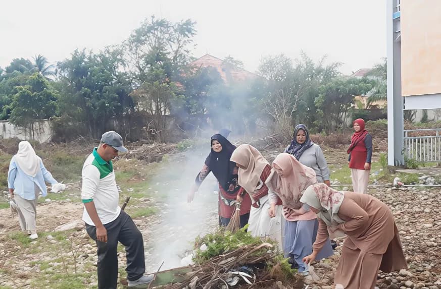 Semangat Gotong Royong Rutin di lingkungan Dinas Perpustakaan dan Arsip Abdya