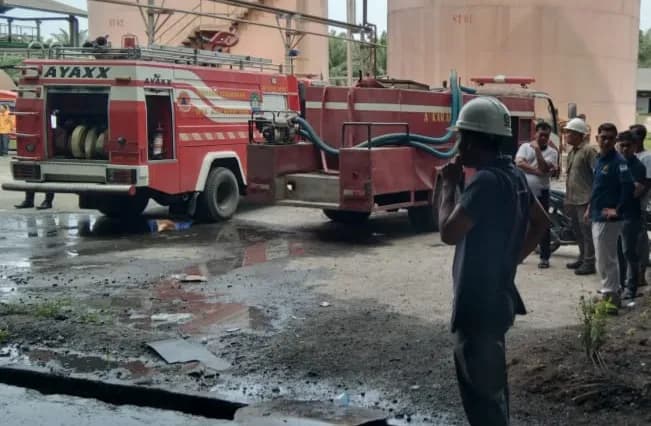 Mesin Pengolah Kelapa Sawit Terbakar, BPBK Abdya Terjunkan Dua Armada