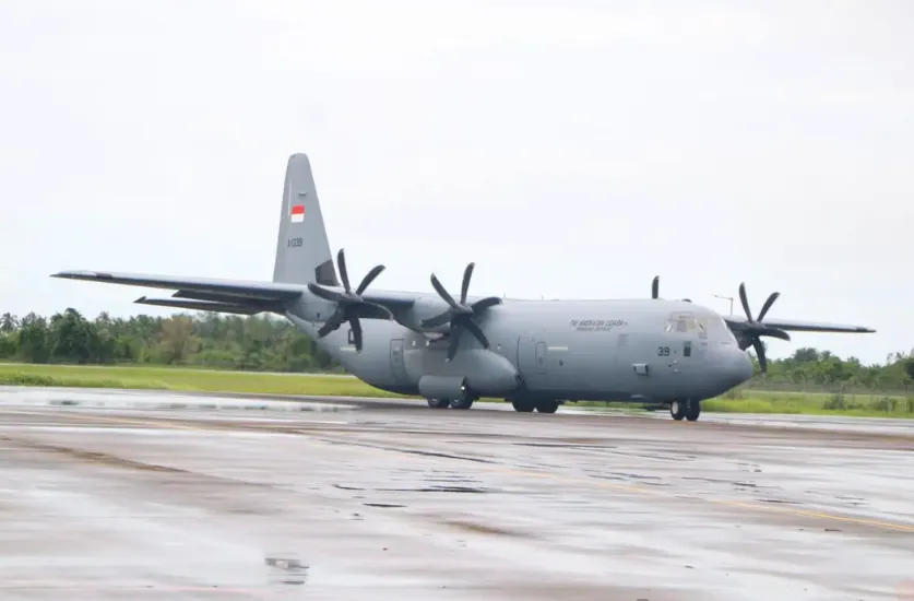 Sisir Daerah Terisolir Banjir Longsor Aceh, Pesawat TNI Drop Bantuan dari Udara