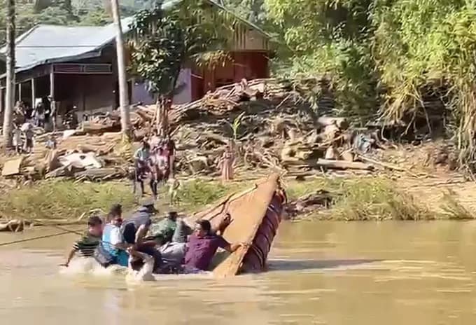 Tinjau Daerah Terisolir, Rakit Wagub Aceh Terbalik di Sungai Pameu