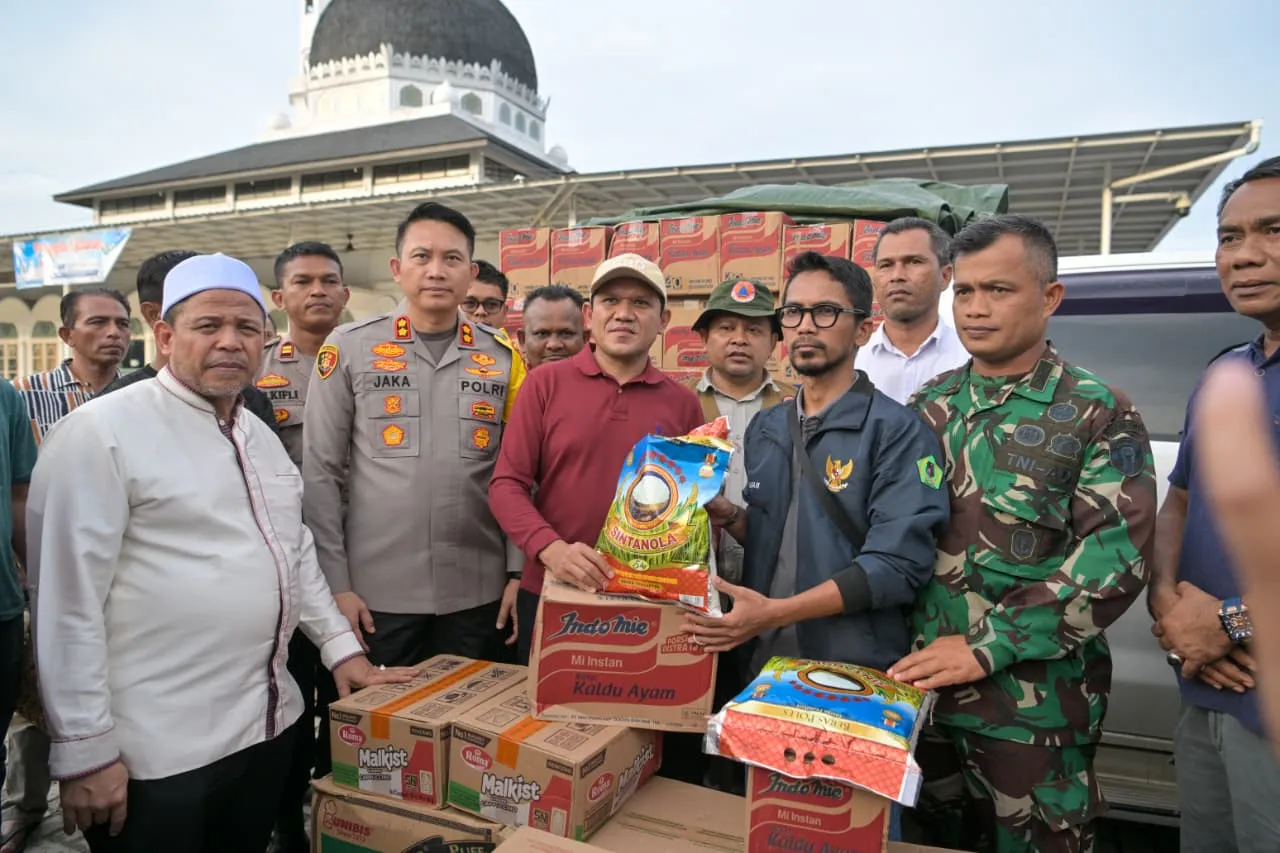 Wagub Fadhlullah Antar Bantuan Masa Panik untuk Masyarakat Pidie dan Pidie Jaya
