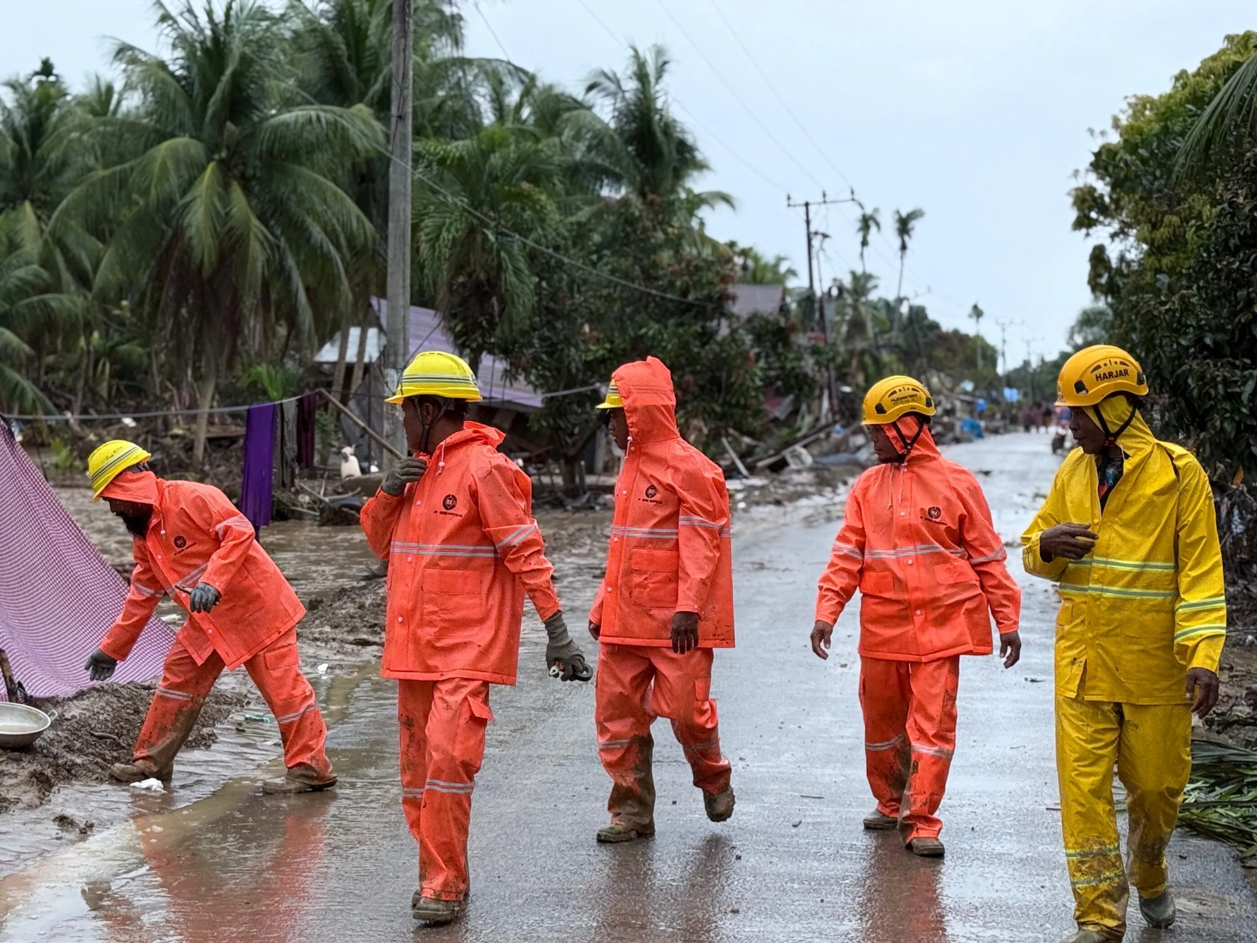 Menjaga Terang di Tanah Bencana: Pengabdian Edi Julianto untuk Aceh