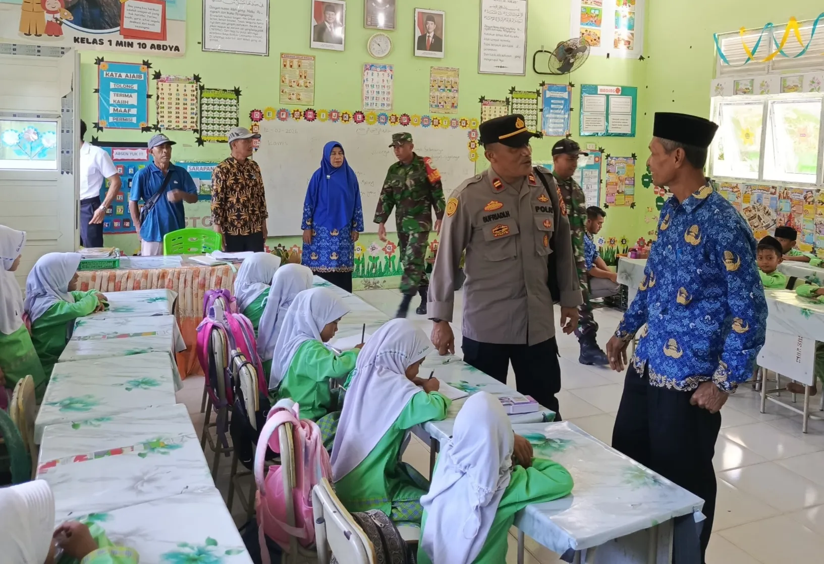 Dukung Program Nasional Kapolsubsektor Lembah Sabil Hadiri Peluncuran Program Gizi di MIN 10 Abdya
