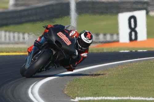 Lorenzo siap bersaing dengan Rossi dan Marquez