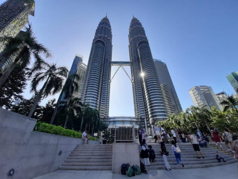 Malaysia Turunkan Harga BBM RON Jadi Rp7.800 per Liter