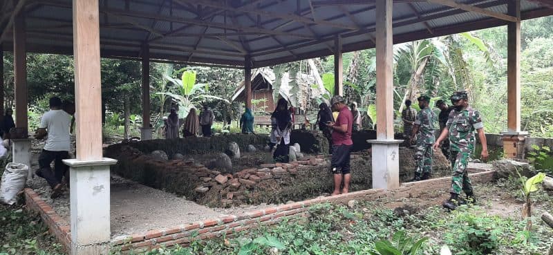 TNI-Polri di Pidie Gotong Royong Bersihkan Makam Ulama Tgk Chiek Di Simpang