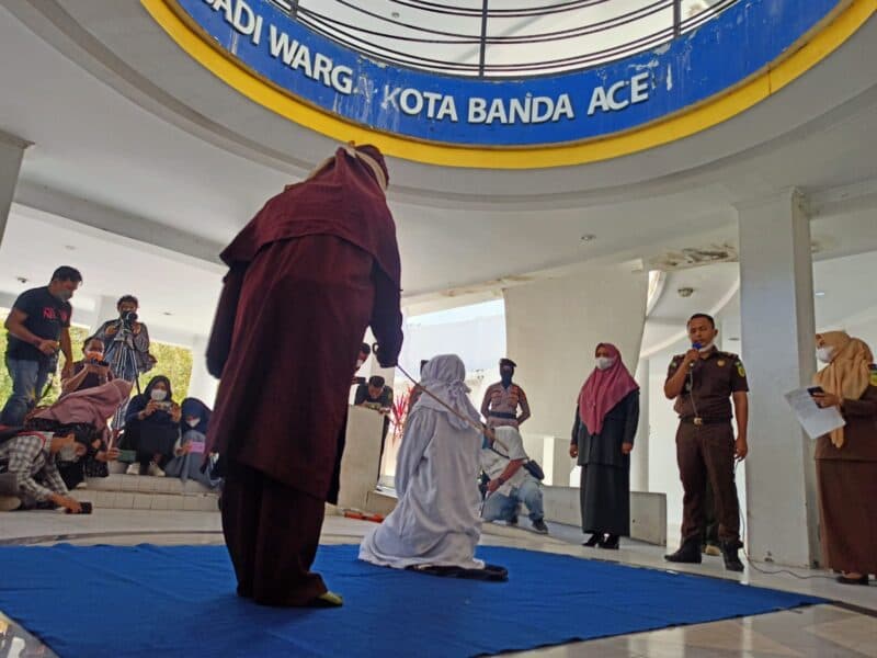 Terciduk Mesum di Kost, Pasangan Sejoli ini Dicambuk di Banda Aceh