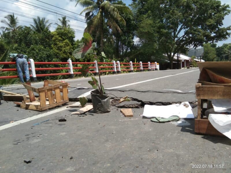 Jembatan penghubung di Langsa Lama Rusak, Akses Jalan Ditutup Sementara