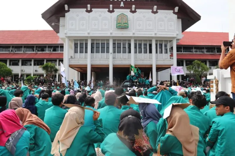 Tolak Harga BBM Naik, Ribuan Mahasiswa Geruduk Kantor Gubernur Aceh