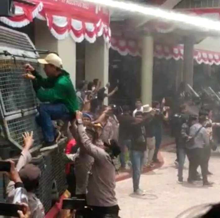Aksi Demo di Lhokseumawe Ricuh, Polisi Semprot Massa dengan Water Canon