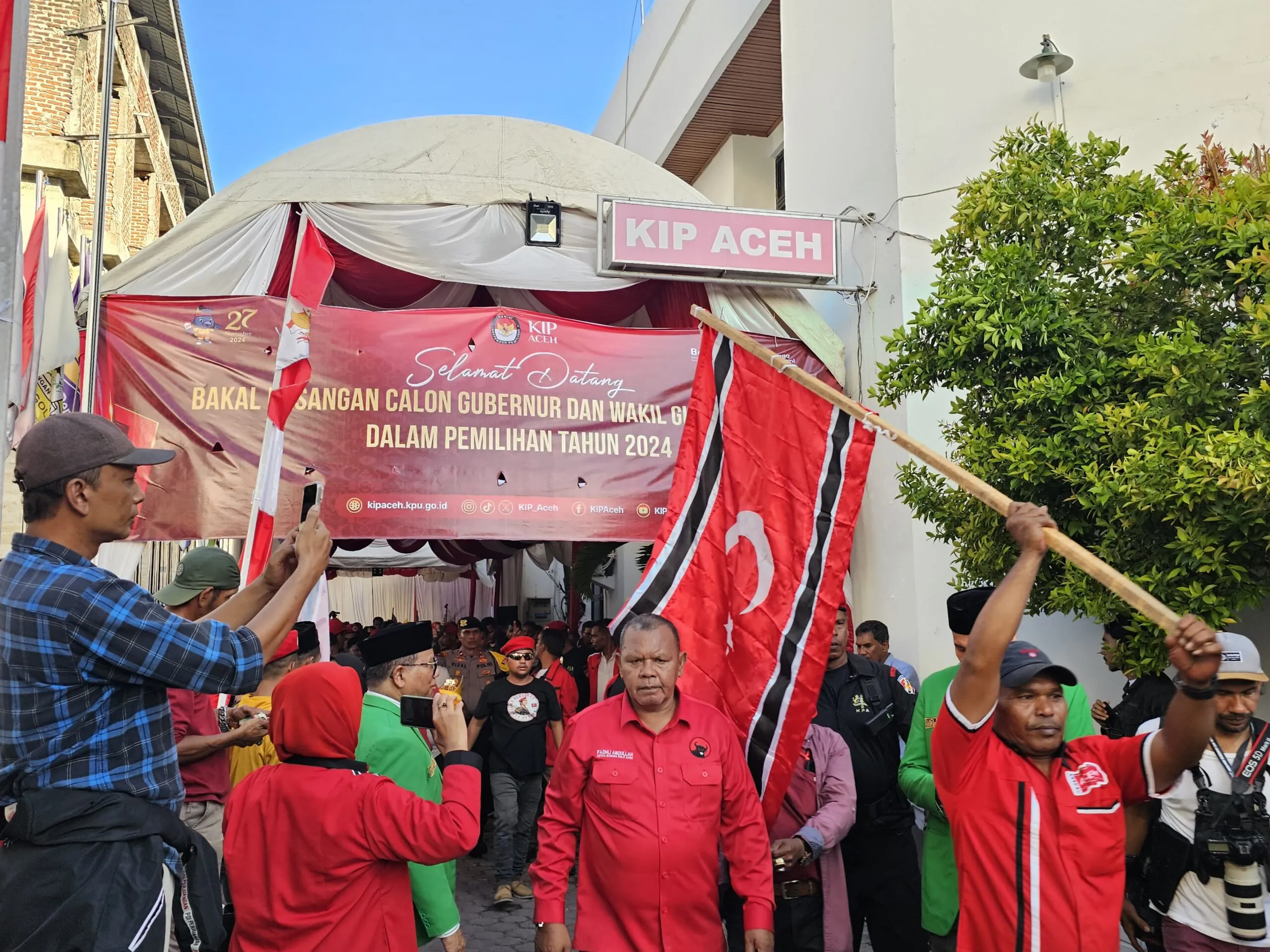Bendera Bulan Bintang Berkibar Iringi Pasangan Mualem – Dek Fadh Daftar ke KIP