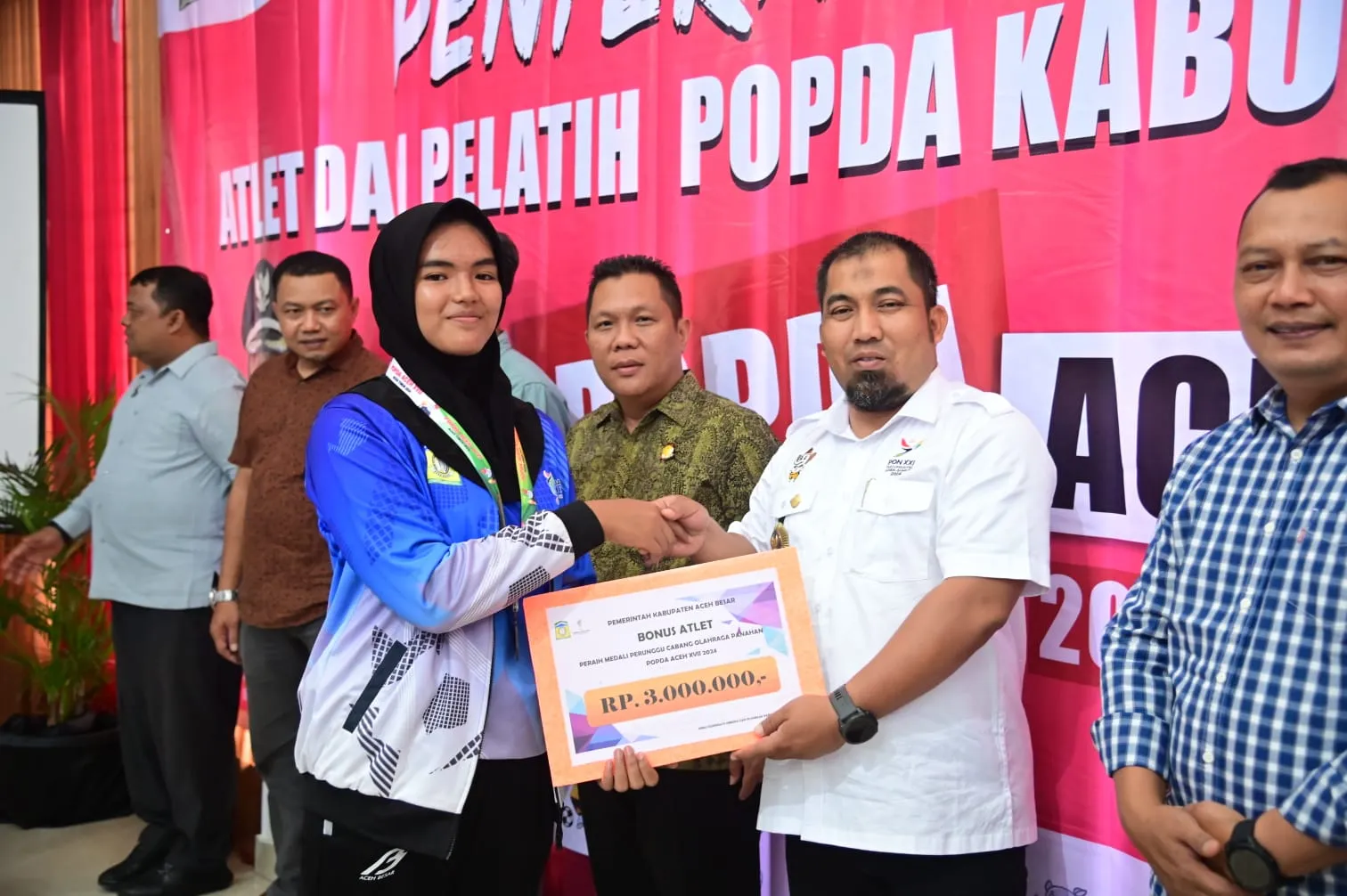 Pj Bupati Aceh Besar Berikan Bonus ke Atlet Popda XVII