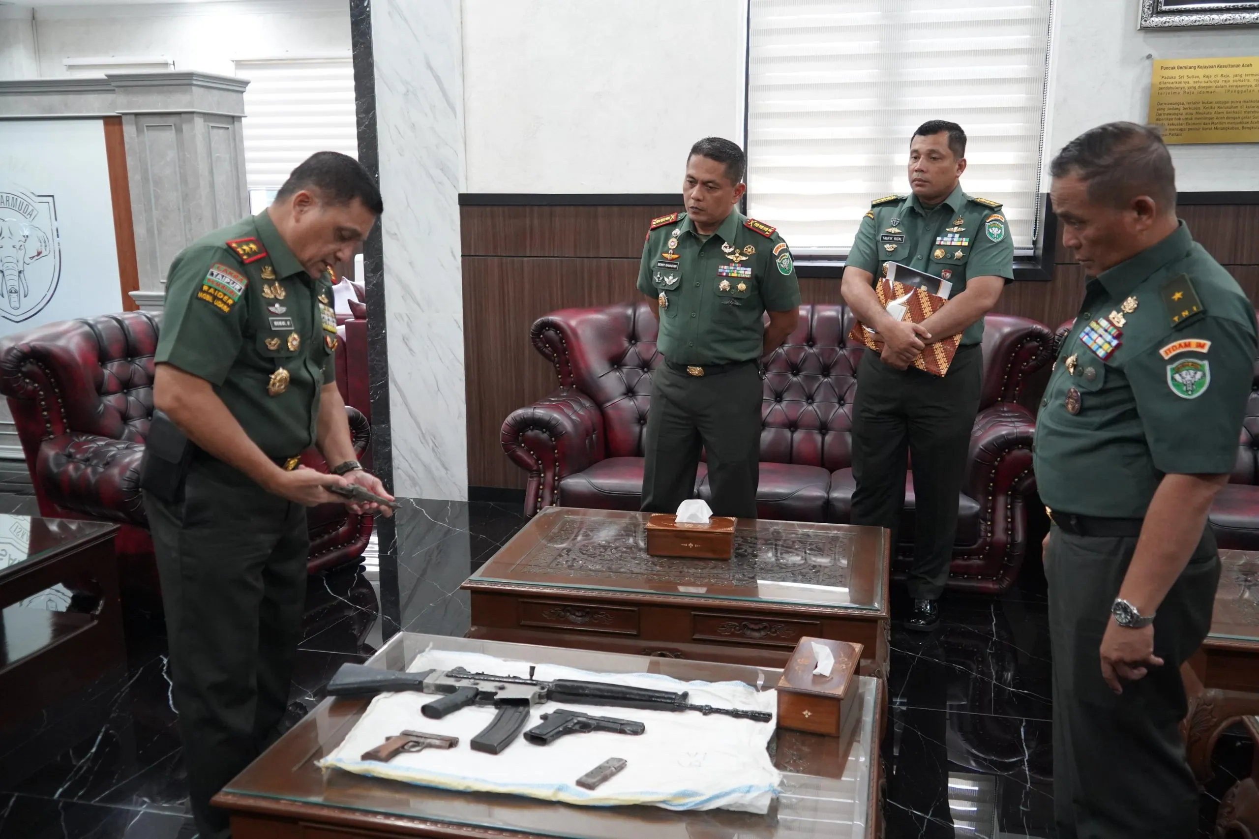 Warga Aceh Selatan Serahkan 4 Pucuk Senjata Api Sisa Konflik ke Kodam IM