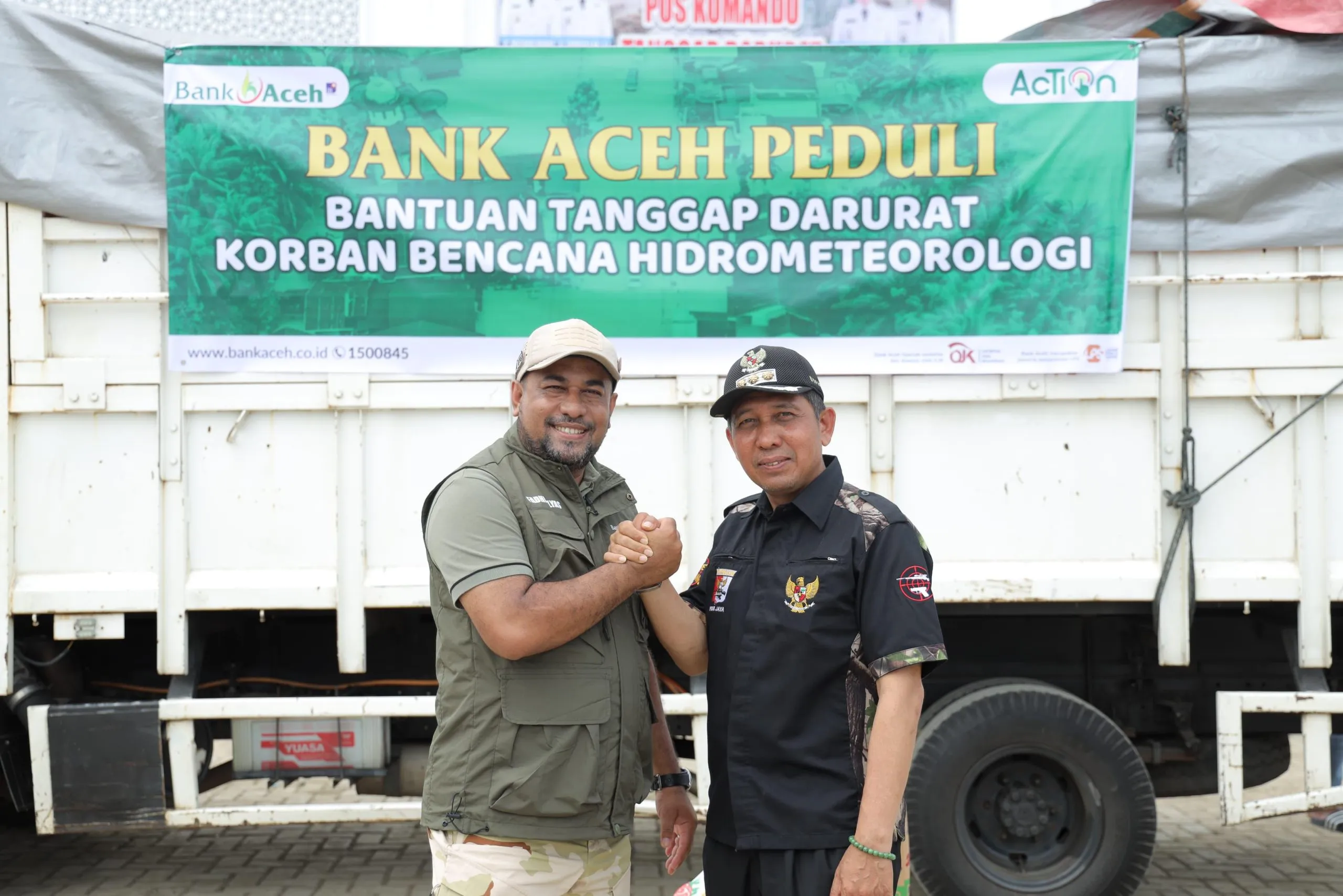 Dirut Bank Aceh Serahkan Bantuan Untuk Korban Banjir di Pidie Jaya